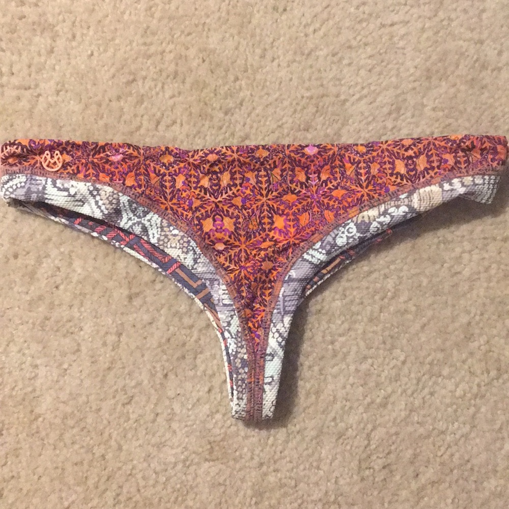 Reversible cheeky bikini bottoms